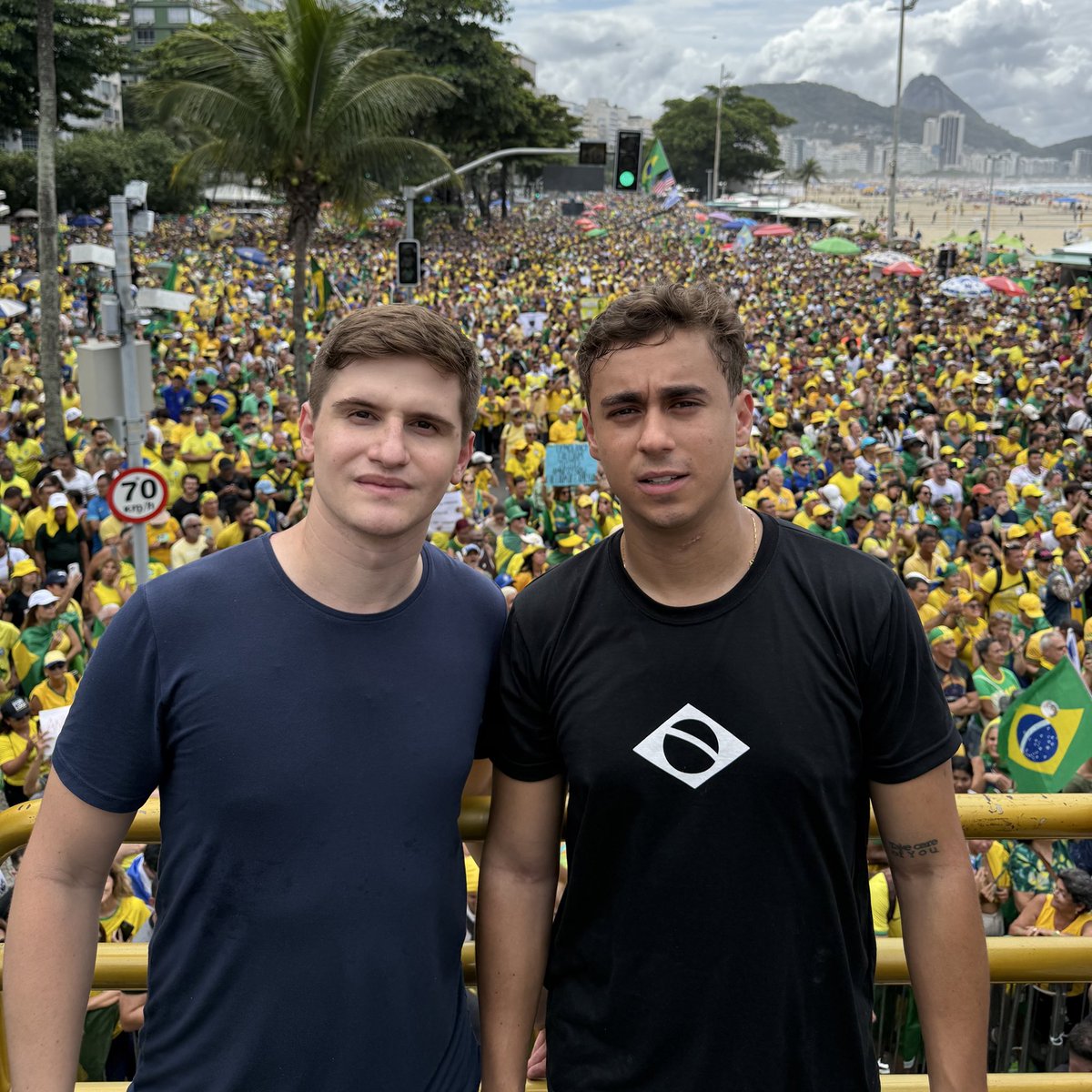 lucaspavanato's tweet photo. O presente é deles, mas o futuro é nosso! #foralula https://t.co/QGxCFXDXtk