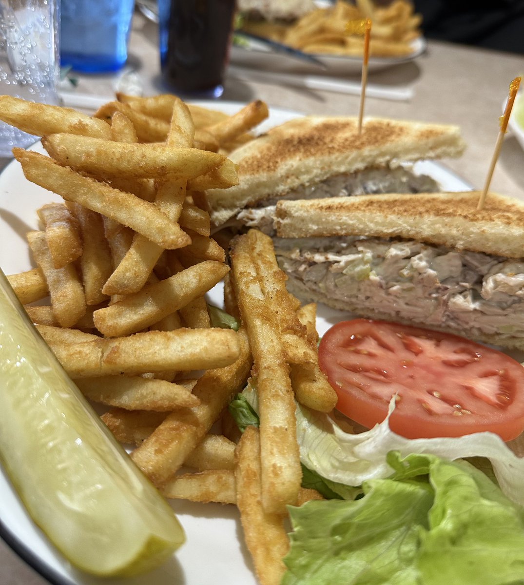 CheapSeats411's tweet photo. Chicken Salad Sandwich and some of the best fries in Chicagoland. $12.95
Palos Diner
8052 W. 111th
Palos Hills, IL
#FitzMagicEats #LunchWithMom https://t.co/ga2BoCOtbU
