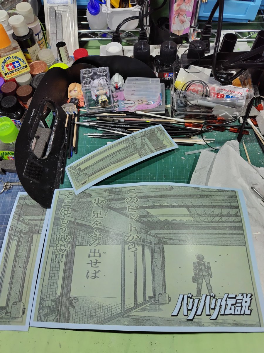 akira43watagawa's tweet photo. マンガ風塗装の86NSR500GUN車の専用展示台のバックをもマンガ風にしようとデカールシートに印刷してラッピングしてみた!
#バイクプラモ盛上げ隊
#バイクプラモのマンガ風
#ターナーアクリルガッシュ
#バリバリ伝説
#GUNBOY https://t.co/z9z1BY8oM1