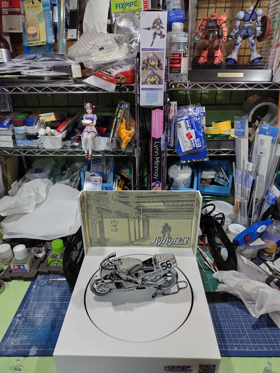 akira43watagawa's tweet photo. マンガ風塗装の86NSR500GUN車の専用展示台のバックをもマンガ風にしようとデカールシートに印刷してラッピングしてみた!
#バイクプラモ盛上げ隊
#バイクプラモのマンガ風
#ターナーアクリルガッシュ
#バリバリ伝説
#GUNBOY https://t.co/z9z1BY8oM1