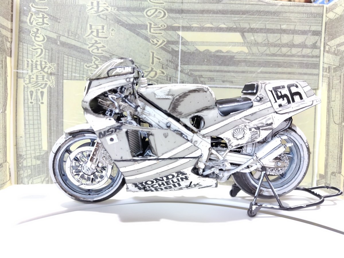 akira43watagawa's tweet photo. マンガ風塗装の86NSR500GUN車の専用展示台のバックをもマンガ風にしようとデカールシートに印刷してラッピングしてみた!
#バイクプラモ盛上げ隊
#バイクプラモのマンガ風
#ターナーアクリルガッシュ
#バリバリ伝説
#GUNBOY https://t.co/z9z1BY8oM1