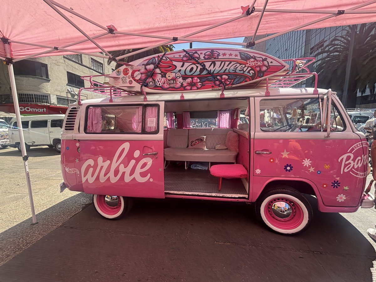 crixstinarocks's tweet photo. En el #festivaldelascombisCDMX con harto mucho 🥵 calor, pero disfrutando de los modelos antiguos, decorados, transformados, temáticos y divertidos diseños. #combis https://t.co/q7SPv4IL7S