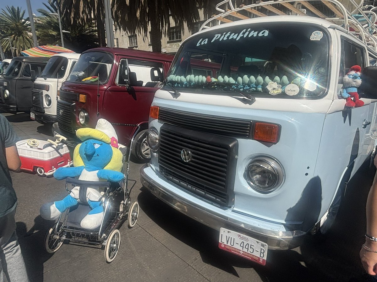 crixstinarocks's tweet photo. En el #festivaldelascombisCDMX con harto mucho 🥵 calor, pero disfrutando de los modelos antiguos, decorados, transformados, temáticos y divertidos diseños. #combis https://t.co/q7SPv4IL7S