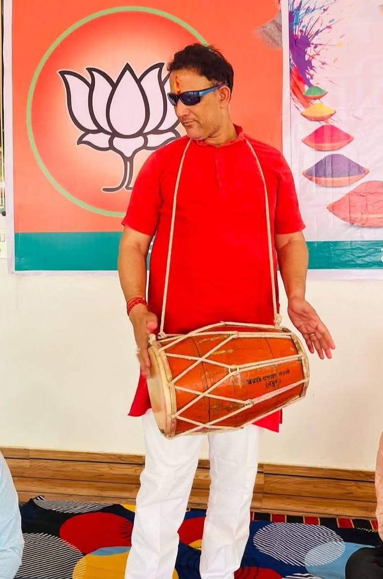 SLohaniBJP's tweet photo. #होली_मिलन_कार्यक्रम 🚩🌈फाग गीत  🌈🚩
@BJP4ShahdolMP  जिलाध्यक्ष श्रीमती @AmitaChapra जी के नेतृत्व @BJP4MP प्रदेश मंत्री जयसिंहनगर विधायक श्रीमती @ManishaPendram जी की गरिमामायी उपस्थित में भाजपा कार्यालय में होली मिलन एवं फाग गीत कार्यक्रम का आयोजन किया गया @AdityaChapraMP https://t.co/qndwYvp7ZZ