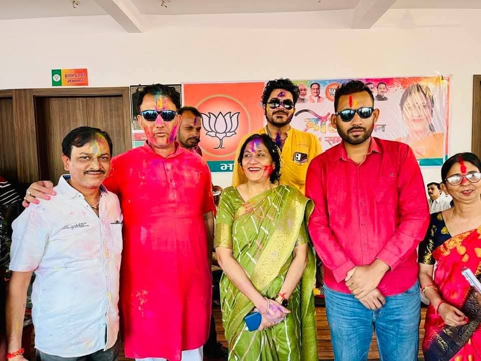 SLohaniBJP's tweet photo. #होली_मिलन_कार्यक्रम 🚩🌈फाग गीत  🌈🚩
@BJP4ShahdolMP  जिलाध्यक्ष श्रीमती @AmitaChapra जी के नेतृत्व @BJP4MP प्रदेश मंत्री जयसिंहनगर विधायक श्रीमती @ManishaPendram जी की गरिमामायी उपस्थित में भाजपा कार्यालय में होली मिलन एवं फाग गीत कार्यक्रम का आयोजन किया गया @AdityaChapraMP https://t.co/qndwYvp7ZZ