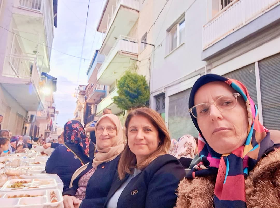 SerapEyce's tweet photo. 📍 Sokak İftarımızdayız
16/03/2025

İlçemizde yaşayan vatandaşlarımız tarafından tertip edilen #Sokakİftarına katılıp, birlikte duamızı edip, iftarımızı yaptık.

Allah kabul etsin inşallah 

#Karabağlar
#Ramazan https://t.co/FY7xuhj2J2
