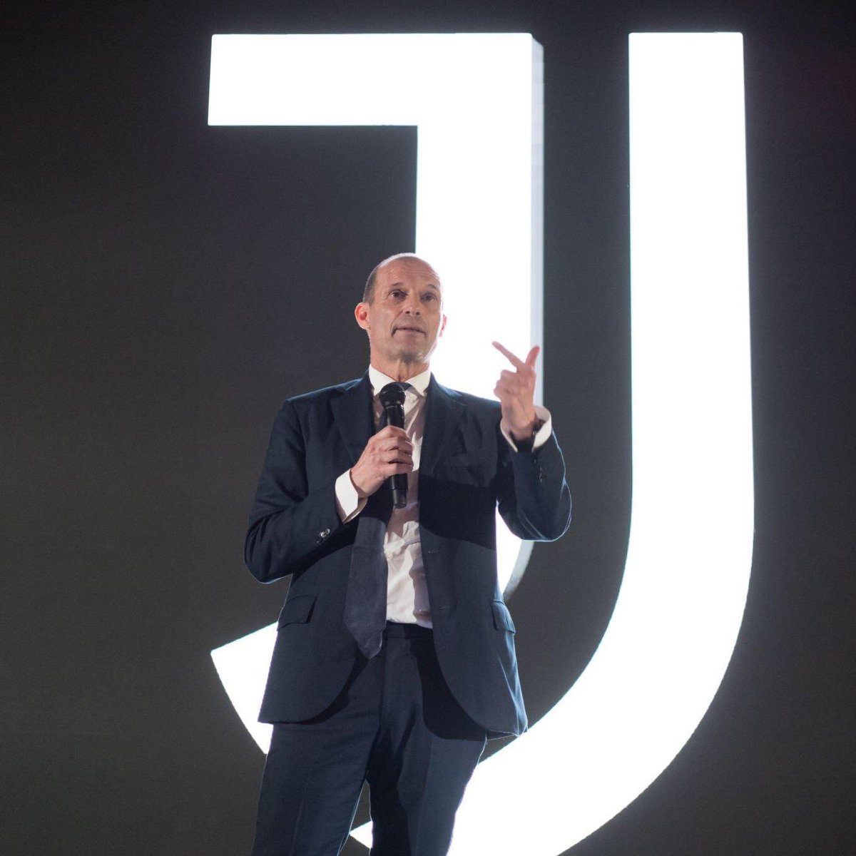 emanuelelecito's tweet photo. @juventusfc Ha difeso la Juventus,il suo lavoro e i suoi ragazzi quando ci veniva gettato fango addosso e sottratto punti,nel vostro mutismo generale
L'avete cacciato con una C Italia in mano, dopo aver difeso ancora una volta la Juventus, a differenza vostra
Chiedetegli scusa, incompetenti https://t.co/tGiWYNXY1G