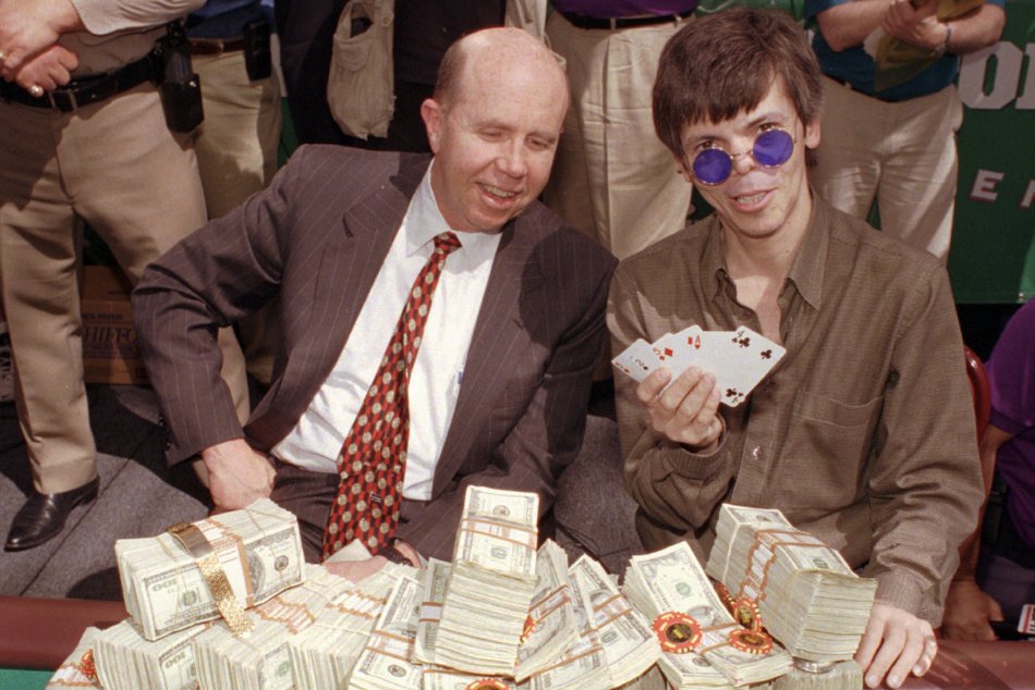 LexyGavinPoker's tweet photo. In 1980, a 26-year-old gambler stunned the WSOP, blowing away veteran pros and winning the Main Event.

That was Stu Ungar—one of poker’s greatest minds and saddest stories. ♠️♥️♦️♣️

Here’s how he rose to the top…and why he couldn’t stay there 👇 https://t.co/ihPFaWcWrh