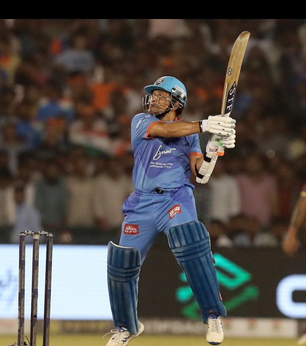 tjtechno's tweet photo. Little master   lifts #IMLT20Final  The two finest player of cricketer of world  again in one frame  @sachin_rt @BrianLara  .Cricket ke don !#SachinTendulkar #brainlara https://t.co/8jVqJqKUON