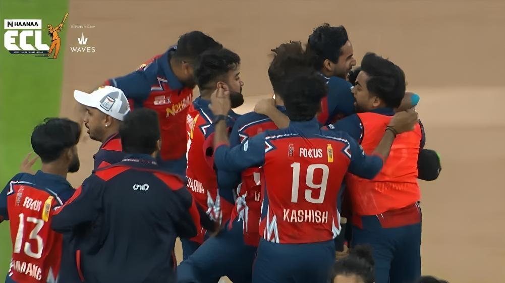 Naincyshakshi's tweet image. Thank you for giving us all thrilling matches in ECL S2.
The way you guy slayed each &amp;amp; every match🚶‍♂️

Brought up entertainment &amp;amp; thrill in real terms, without being abusive &amp;amp; unethical on ground - Champions 👏🏻👏🏻
#AbhishekMalhan #Banglorebashers