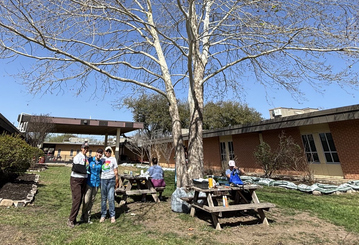 RubideHoyos1's tweet photo. Thanks to @Isabel_Anaya1 and @NISDCable for inviting me to their Community Garden Day. They were a recipient of a @KSABeautiful #OurTexasFutureGrant to increase biodiversity and environmental awareness at their campus. #KeepTXBeautiful https://t.co/JCxyZExLuZ