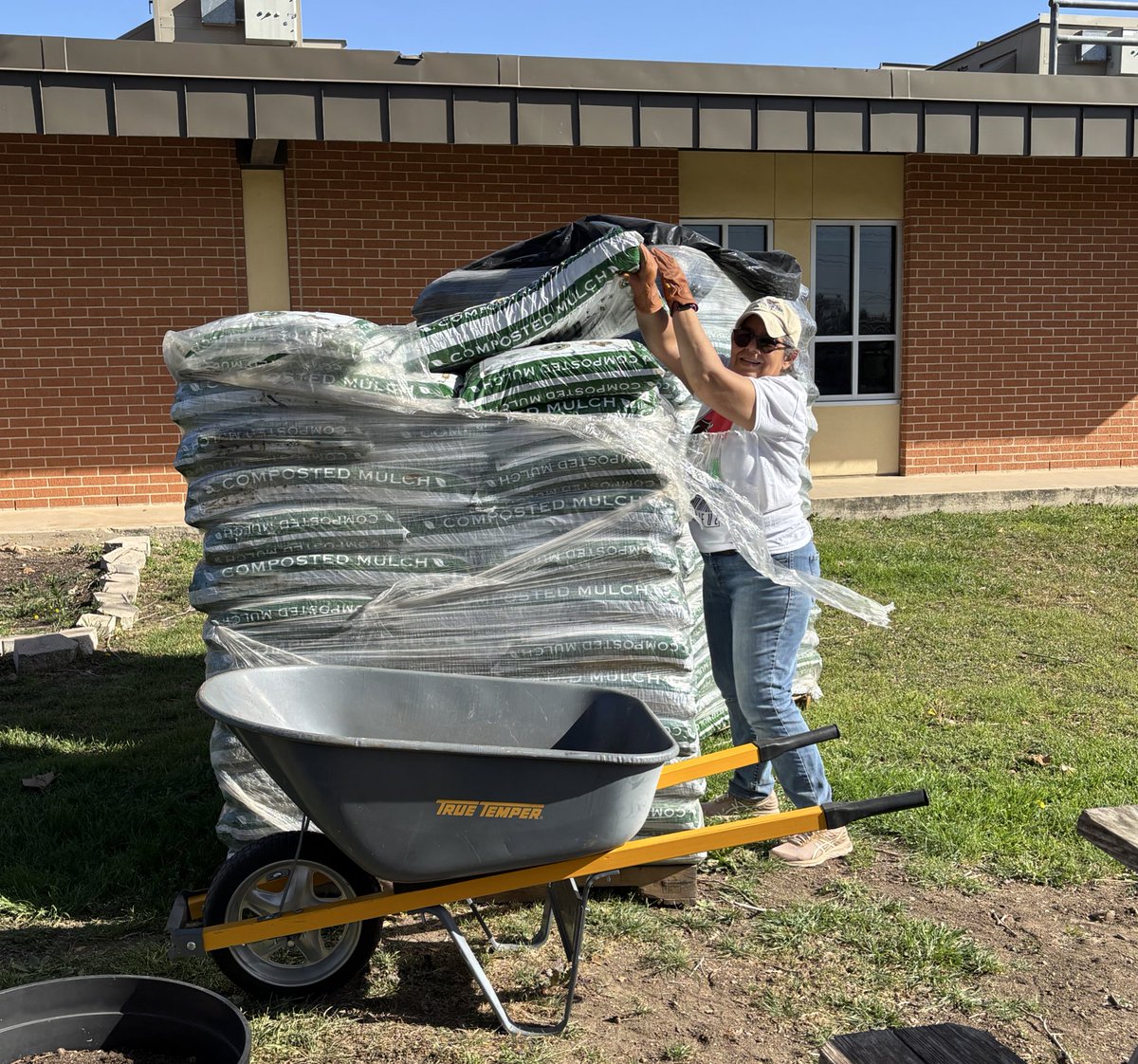 RubideHoyos1's tweet photo. Thanks to @Isabel_Anaya1 and @NISDCable for inviting me to their Community Garden Day. They were a recipient of a @KSABeautiful #OurTexasFutureGrant to increase biodiversity and environmental awareness at their campus. #KeepTXBeautiful https://t.co/JCxyZExLuZ