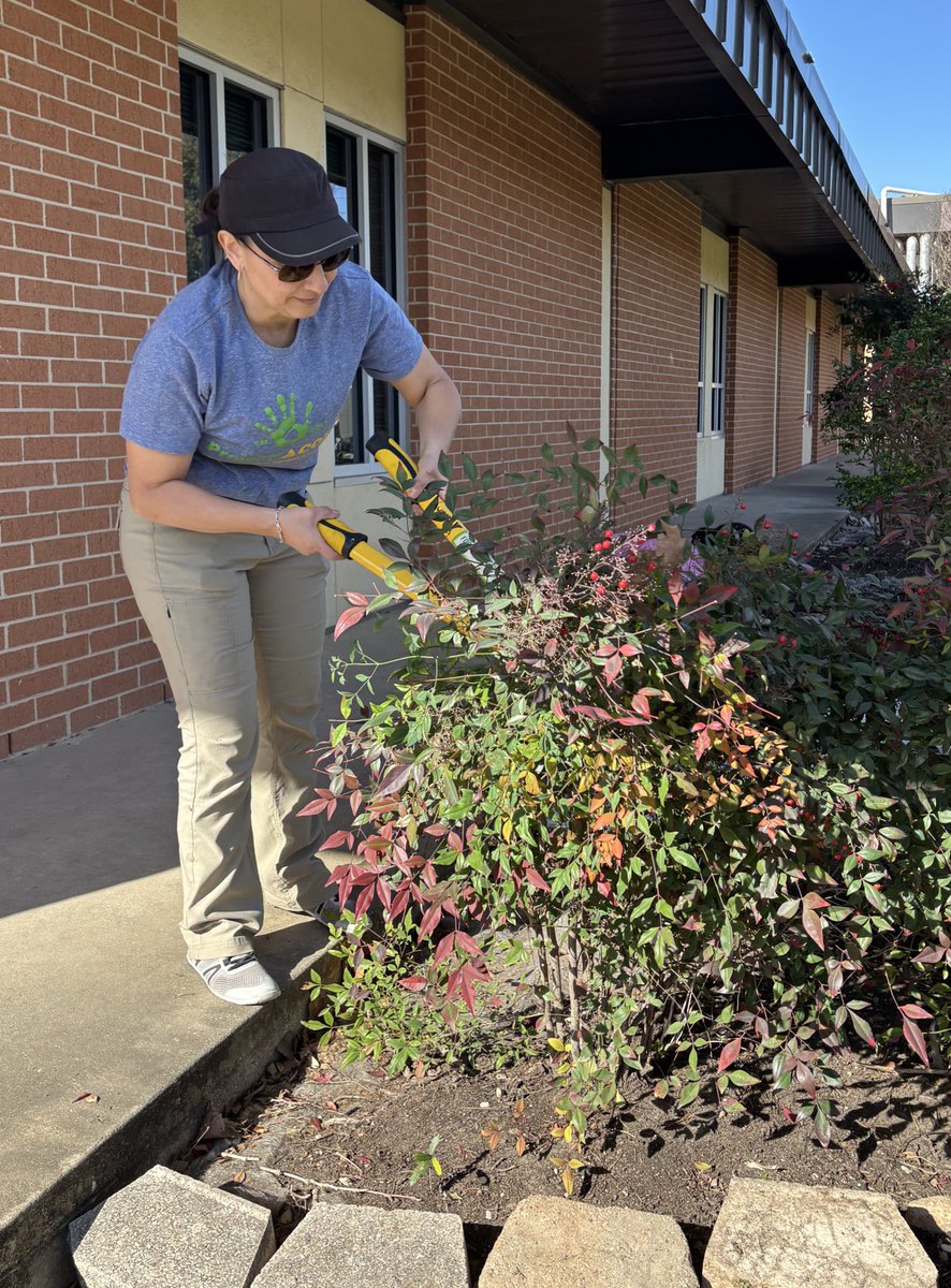 RubideHoyos1's tweet photo. Thanks to @Isabel_Anaya1 and @NISDCable for inviting me to their Community Garden Day. They were a recipient of a @KSABeautiful #OurTexasFutureGrant to increase biodiversity and environmental awareness at their campus. #KeepTXBeautiful https://t.co/JCxyZExLuZ