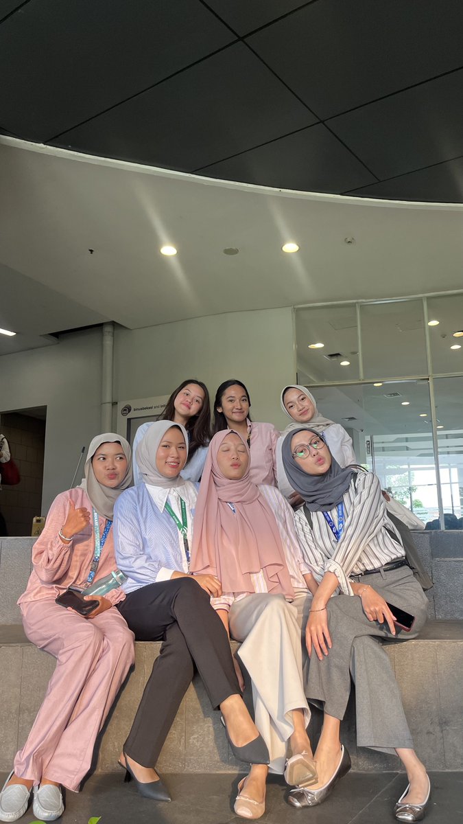AkunbelajarTi's tweet photo. haiii it’s been a long timeee since my last tweet cumaa mau life update sedikity 🤏🏻
si tiba tiba udh semester 2 UDH MAU UTS PULAAA HUAAA, semester ini soo grateful karnaa sekelas sama my gurll and aku bertambah ambisss karna statistic bismiilah GPA 4.0 AAMIIN HAHAHA 🫶🏻👊🏻 https://t.co/B3VsPo7SzN