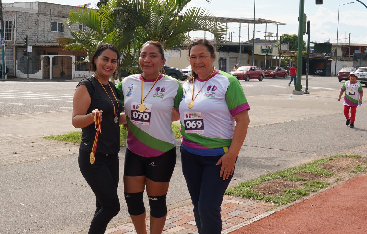 IESSElOro's tweet photo. #IESSteInforma | Hombres y mujeres participaron en la Carrera 3K por el Día Mundial del Riñón, demostrando su compromiso con la salud.
Los 3 primeros lugares de cada categoría fueron premiados. 

¡Gracias por correr junto al Hospital General Machala! 🏃‍♂️💜 https://t.co/ObL7O0qFbP