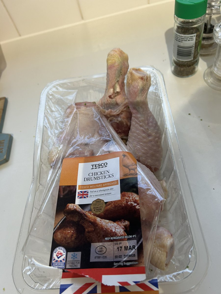 riaroo22's tweet photo. @Tesco on a Sunday afternoon when the ships are now shut I now have green stinking chicken that is supposed to be in date 😞 https://t.co/Dhdtik15qc
