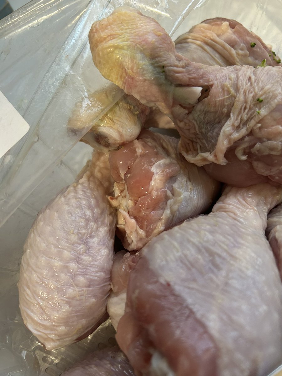 riaroo22's tweet photo. @Tesco on a Sunday afternoon when the ships are now shut I now have green stinking chicken that is supposed to be in date 😞 https://t.co/Dhdtik15qc