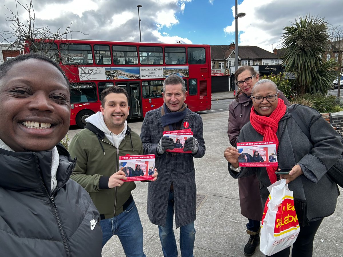 ElizabethBapti4's tweet photo. Out on the doorstep in South Chingford earlier with fellow councillor and @cwg_labour members - strong support for 
#Labourdoorstep! https://t.co/ydPl4yK6cH