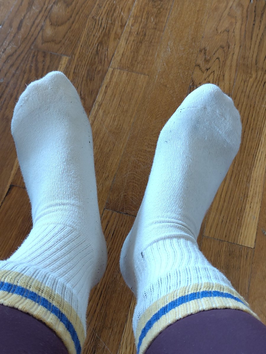 Frisch getragen &amp; bereit für ein neues Zuhause!Die kuscheligen, perfekt eingetragenen Socken vom Sport suchen jemanden, der sie zu schätzen weiß. Direkt von meinen Füßen zu dir.Schreib mir eine DM!
#Sockenverkauf #GetrageneSocken #FootLovers #Sockenfetisch #UsedSocks #FeetPics