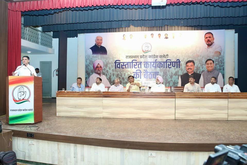 IndrajGurjarinc's tweet photo. आज राजस्थान प्रदेश कांग्रेस कमेटी द्वारा आयोजित विस्तारित कार्यकारणी की बैठक में AICC महासचिव जनप्रिय नेता श्री सचिन पायलट जी के साथ शामिल हुआ। 

बैठक को राजस्थान के प्रभारी श्री सुखजिंदर सिंह जी रंधावा जनप्रिय नेता श्री सचिन पायलट जी, पीसीसी चीफ़ श्री गोविन्दसिंह जी डोटासरा नेता प्रतिपक्ष श्री टीकाराम जी जूली पूर्व पीसीसी चीफ़ डॉ सीपी जोशी जी AICC सचिव श्री चिरंजीव राव जी, श्री रितिक मकवाना जी ने संबोधित कर संगठन की मज़बूती के लिए दिशा निर्देश दिये। 
@SachinPilot @Sukhjinder_INC @GovindDotasra @TikaRamJullyINC @Chiranjeev_INC @rutvik_ @PunamPaswanINC @INCRajasthan
