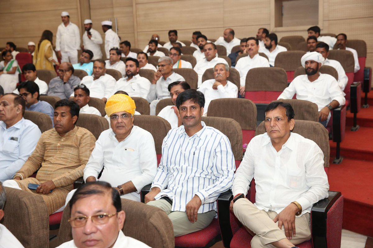 IndrajGurjarinc's tweet photo. आज राजस्थान प्रदेश कांग्रेस कमेटी द्वारा आयोजित विस्तारित कार्यकारणी की बैठक में AICC महासचिव जनप्रिय नेता श्री सचिन पायलट जी के साथ शामिल हुआ। 

बैठक को राजस्थान के प्रभारी श्री सुखजिंदर सिंह जी रंधावा जनप्रिय नेता श्री सचिन पायलट जी, पीसीसी चीफ़ श्री गोविन्दसिंह जी डोटासरा नेता प्रतिपक्ष श्री टीकाराम जी जूली पूर्व पीसीसी चीफ़ डॉ सीपी जोशी जी AICC सचिव श्री चिरंजीव राव जी, श्री रितिक मकवाना जी ने संबोधित कर संगठन की मज़बूती के लिए दिशा निर्देश दिये। 
@SachinPilot @Sukhjinder_INC @GovindDotasra @TikaRamJullyINC @Chiranjeev_INC @rutvik_ @PunamPaswanINC @INCRajasthan