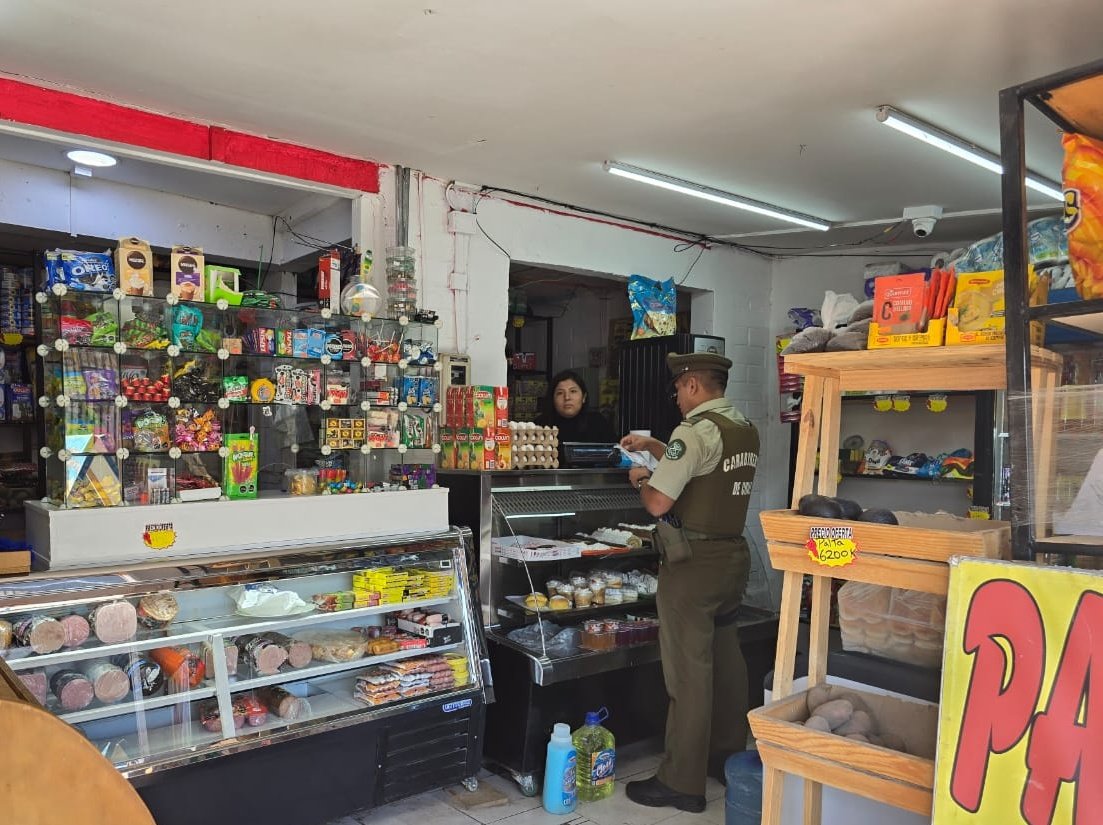 carabprmaipo's tweet photo. #Paine: Carabineros del Retén Huelquen fiscalizan locales comerciales entregando recomendaciones sobre seguridad.
#CarabinerosDeTodos. https://t.co/hBOUvlbxkh