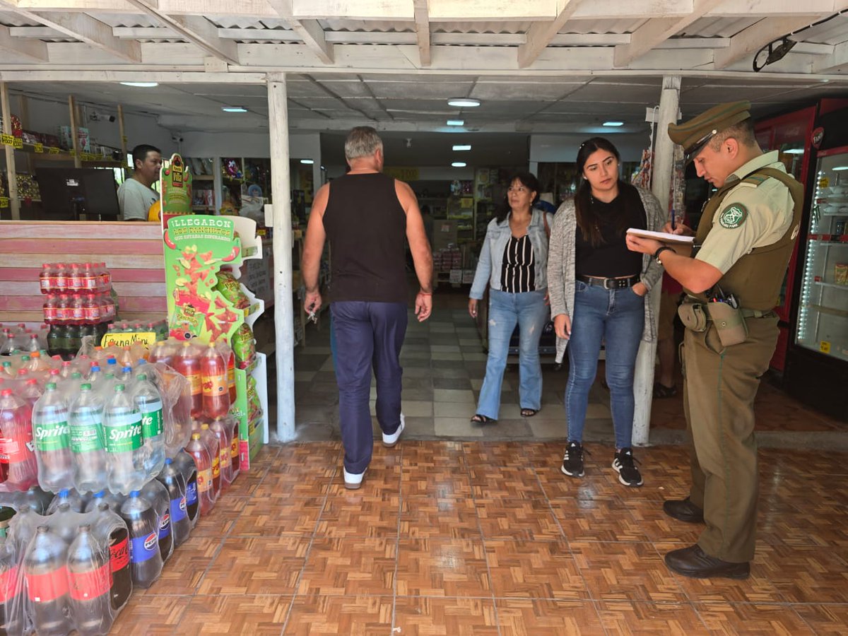 carabprmaipo's tweet photo. #Paine: Carabineros del Retén Huelquen fiscalizan locales comerciales entregando recomendaciones sobre seguridad.
#CarabinerosDeTodos. https://t.co/hBOUvlbxkh