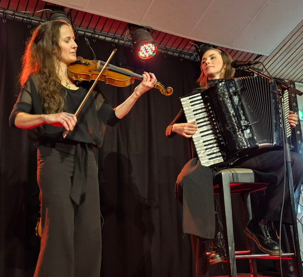 Musikpulsen's tweet image. Lisas på Kulturoasen

#lisas
#lisalångbacka
#lisarydberg
#kulturoasen
#uppsala
#livemusik
#folkmusik

Läs hela artikeln: musikpulsen.se/lisas-pa-kultu…