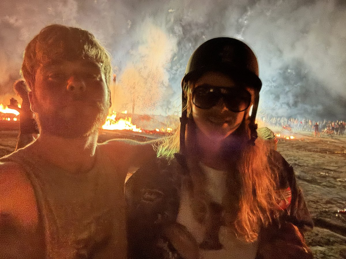 Ihatelogan tweet media