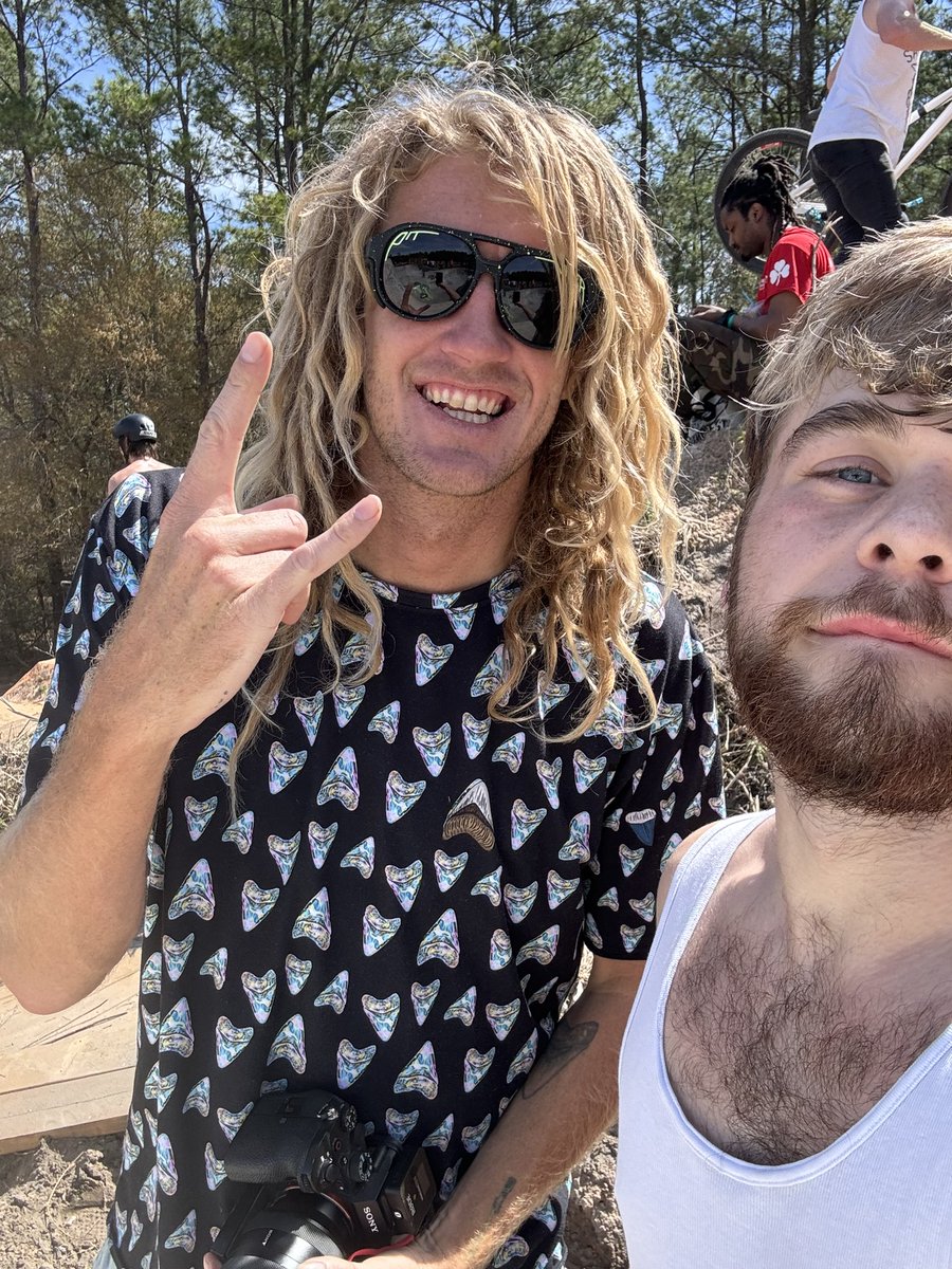 Ihatelogan tweet media