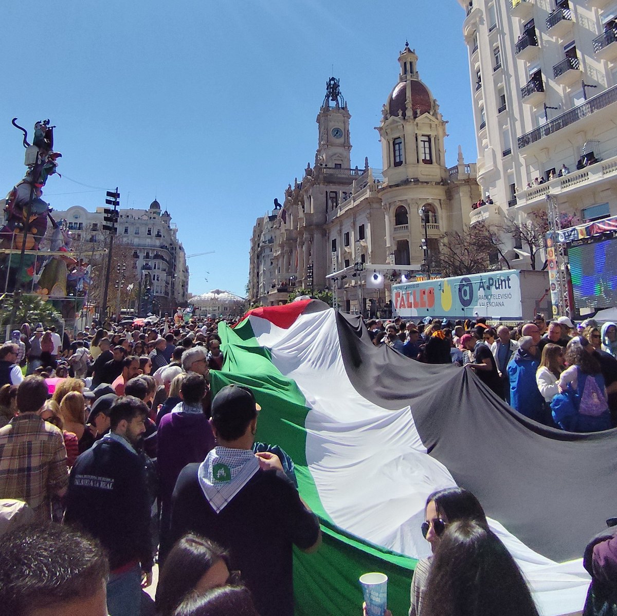 BDSPaisValencia's tweet photo. 🔥 Intifalla palestina en la mascletà del Dia de la Plantà de les Falles 2025! 

🇵🇸 Festa sí, lluita també! Seguim i seguirem lluitant! Palestina lliure, boicot Israel! https://t.co/LBkOuKnMGc