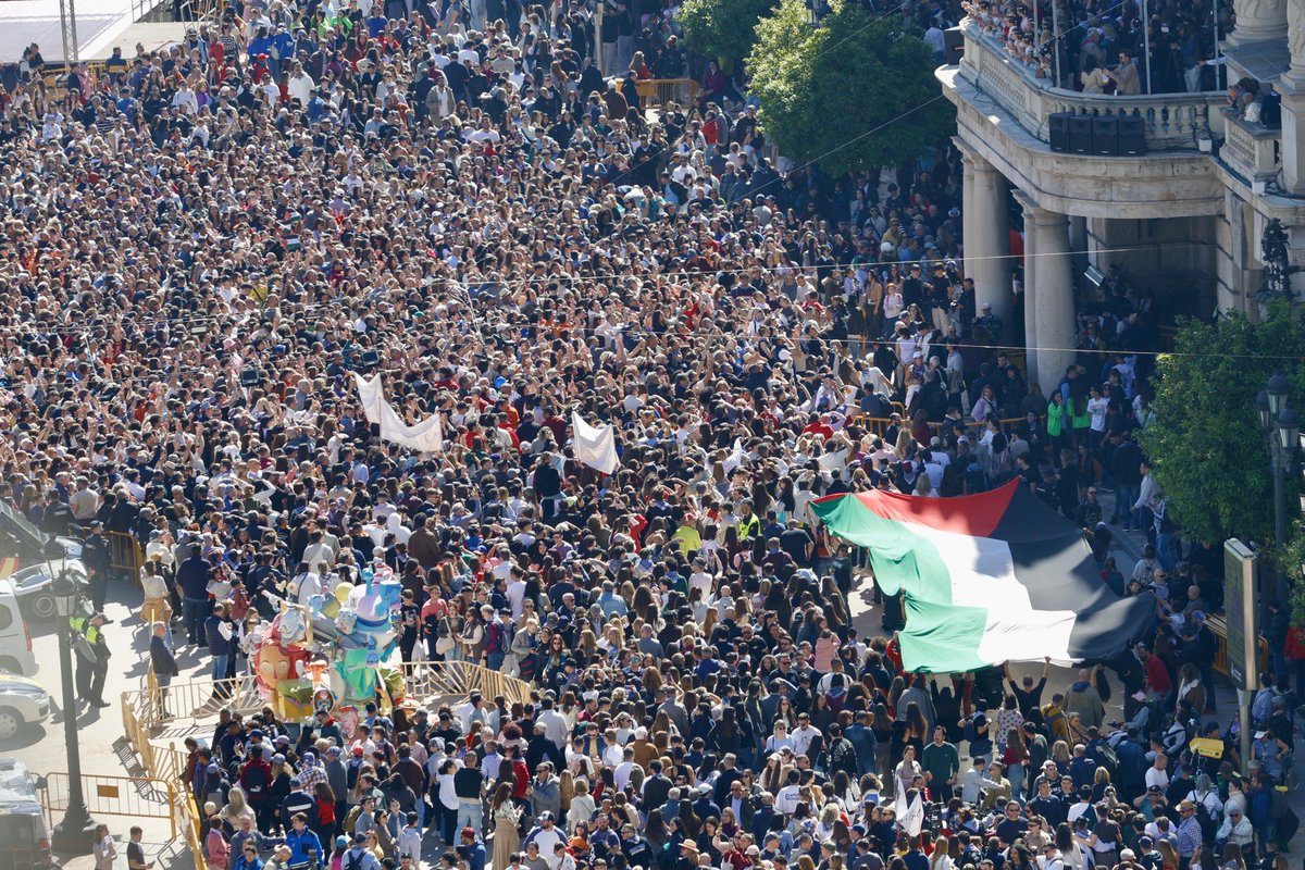BDSPaisValencia's tweet photo. 🔥 Intifalla palestina en la mascletà del Dia de la Plantà de les Falles 2025! 

🇵🇸 Festa sí, lluita també! Seguim i seguirem lluitant! Palestina lliure, boicot Israel! https://t.co/LBkOuKnMGc