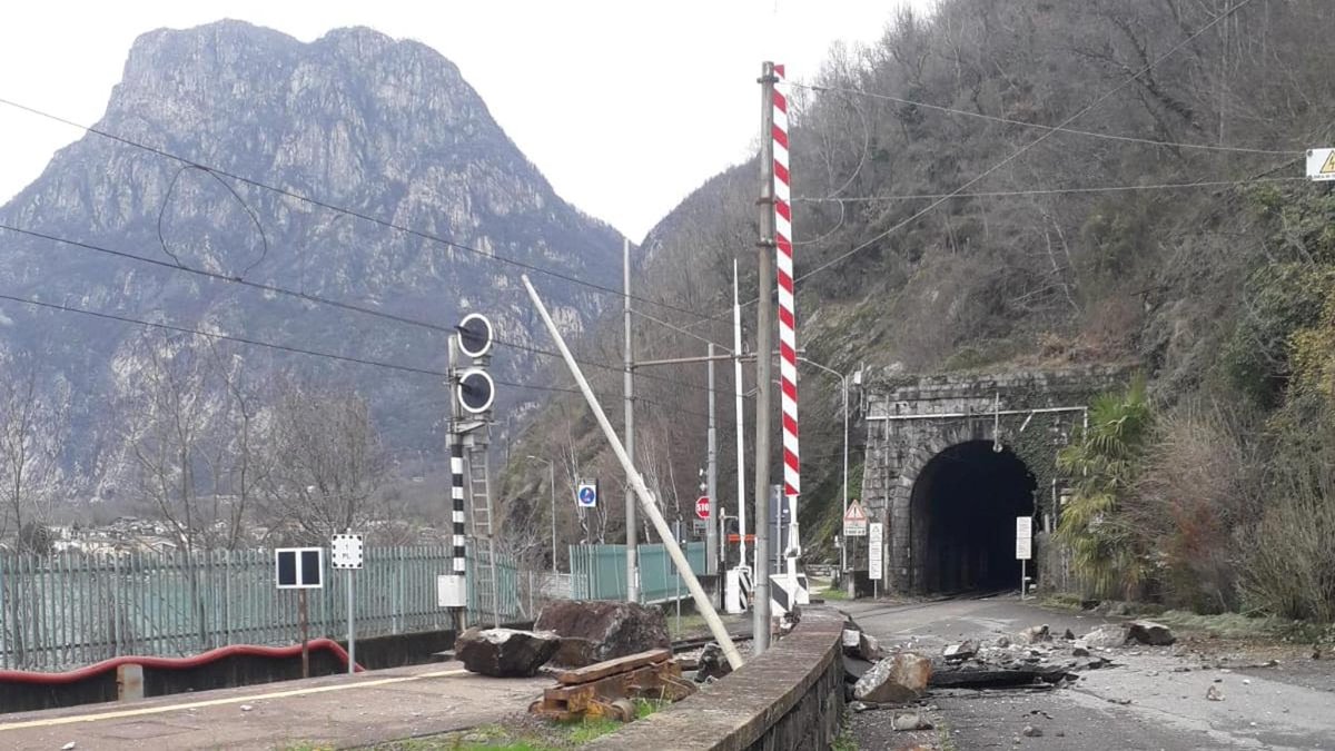rep_milano's tweet photo. Frana in Valchiavenna, massi rotolano sui binari a Verceia: bloccate strada e ferrovia https://t.co/yrsv9LToy7 https://t.co/QWXOBCJFCq