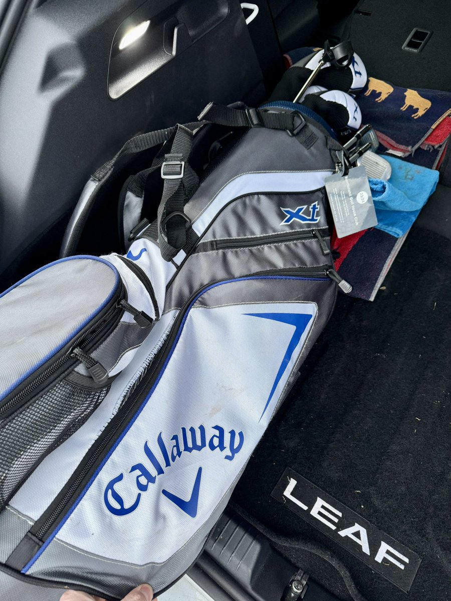 bigstef1080's tweet photo. Hey @HOTGOLFUK and @CallawayGolfEU I hope you can both agree that this is not the quality that you’d expect from a product purchased for my son’s Christmas. Can you advise on how I can get this bag replaced. Clubs are great but bag is of poor quality as pictures show https://t.co/zXoKAqfZ56