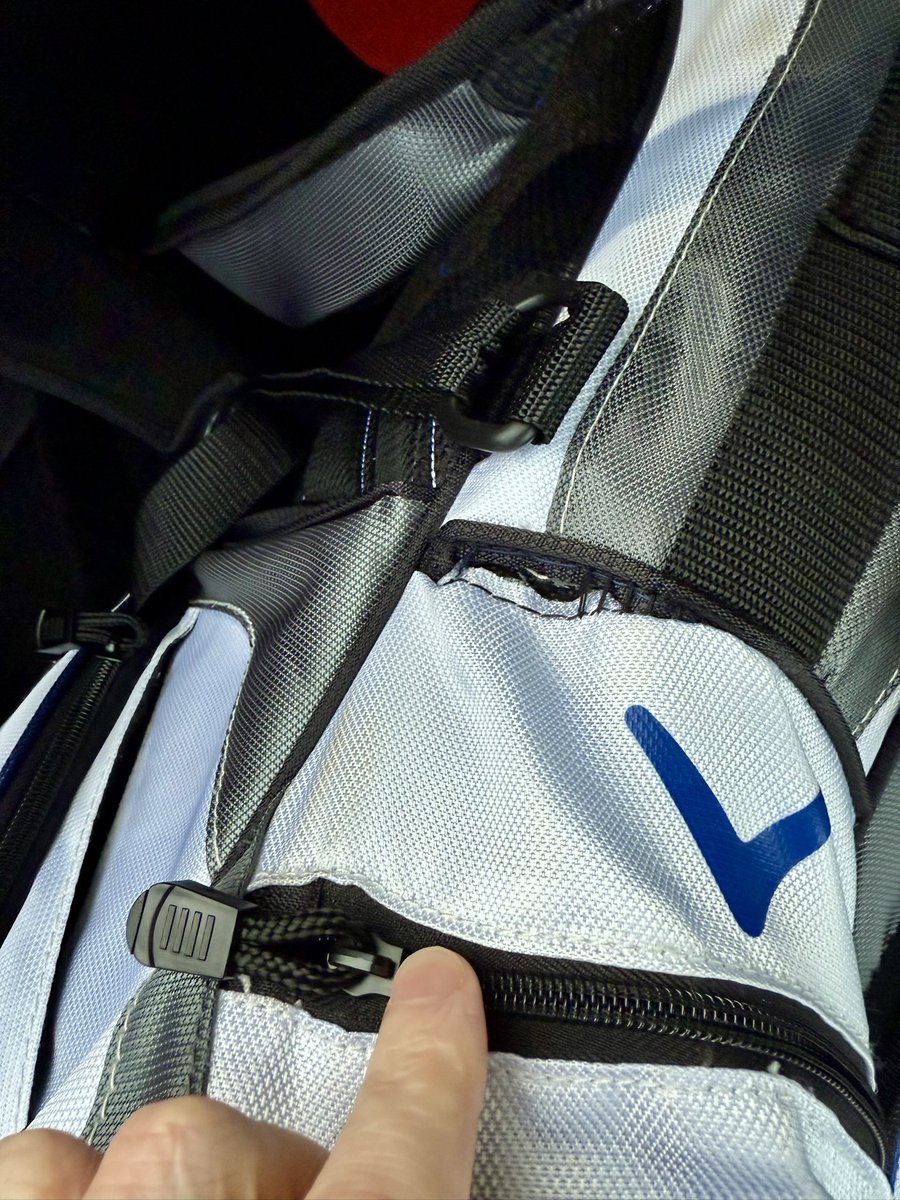 bigstef1080's tweet photo. Hey @HOTGOLFUK and @CallawayGolfEU I hope you can both agree that this is not the quality that you’d expect from a product purchased for my son’s Christmas. Can you advise on how I can get this bag replaced. Clubs are great but bag is of poor quality as pictures show https://t.co/zXoKAqfZ56