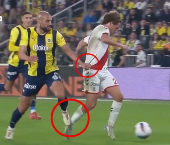 Bu kadar kollanmaya rağmen hala çıkıp ağlamaları yüzsüzlüklerinin daniskası. Yatacak yeriniz yok yüzsüz herifler