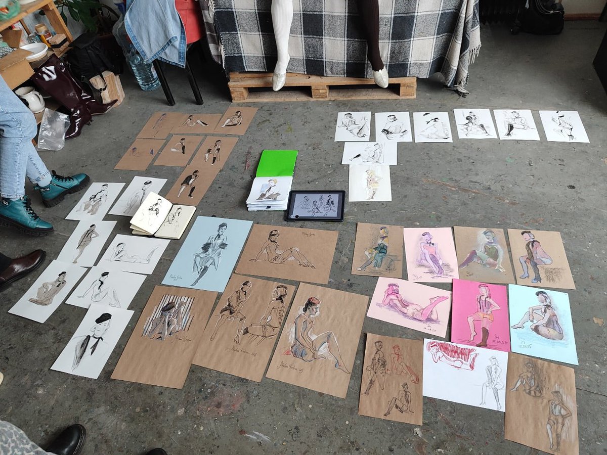 I went to the stadiums today with a new graphic tablet.
I tried to sketch with 2 different brushes and in the 3rd picture I stylized one pose more like a cartoon.
The model works as a designer and told a very interesting story about the psychology of color.