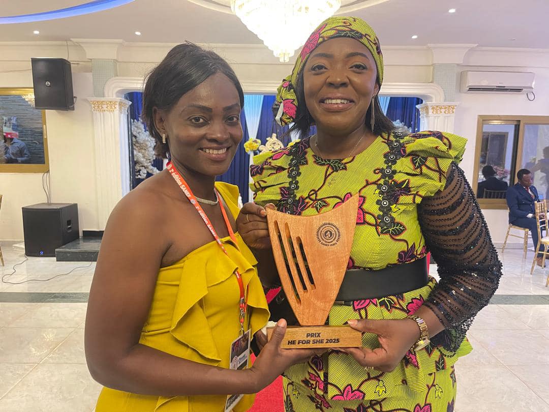 fridolinngoulou's tweet photo. Merci à la #FAFECA et au ministre des PME pour ce nouveau prix qui m’a été décerné pour avoir contribué à faire progresser l’entrepreneuriat féminin dans le pays à travers les médias. Le prix a été réceptionné en mon absence du pays par la consœur Dorcas Bangui Yabanga hier à #Bangui, en marge de la deuxième édition du #SANEF25
Ceci est un encouragement qui vise à continuer à appuyer l’entrepreneuriat féminin, gage du développement dans notre pays.
Il y a du boulot dans ce pays, choisissons la bonne part.