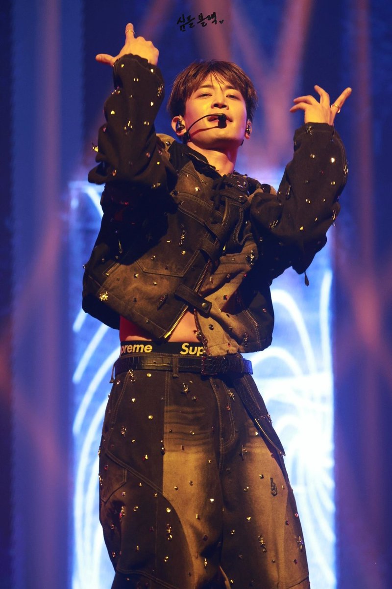 simpleblack1209's tweet photo. 250316 민호 MEAN of my first 마리나 preview (10)

친구가 프리뷰 4랑프리뷰7없대요 ㅋㅋ
너무 졸려서 엄청 헷갈려요@@

#민호 #샤이니 #MINHO #SHINee #ミンホ https://t.co/67szW8Bcak