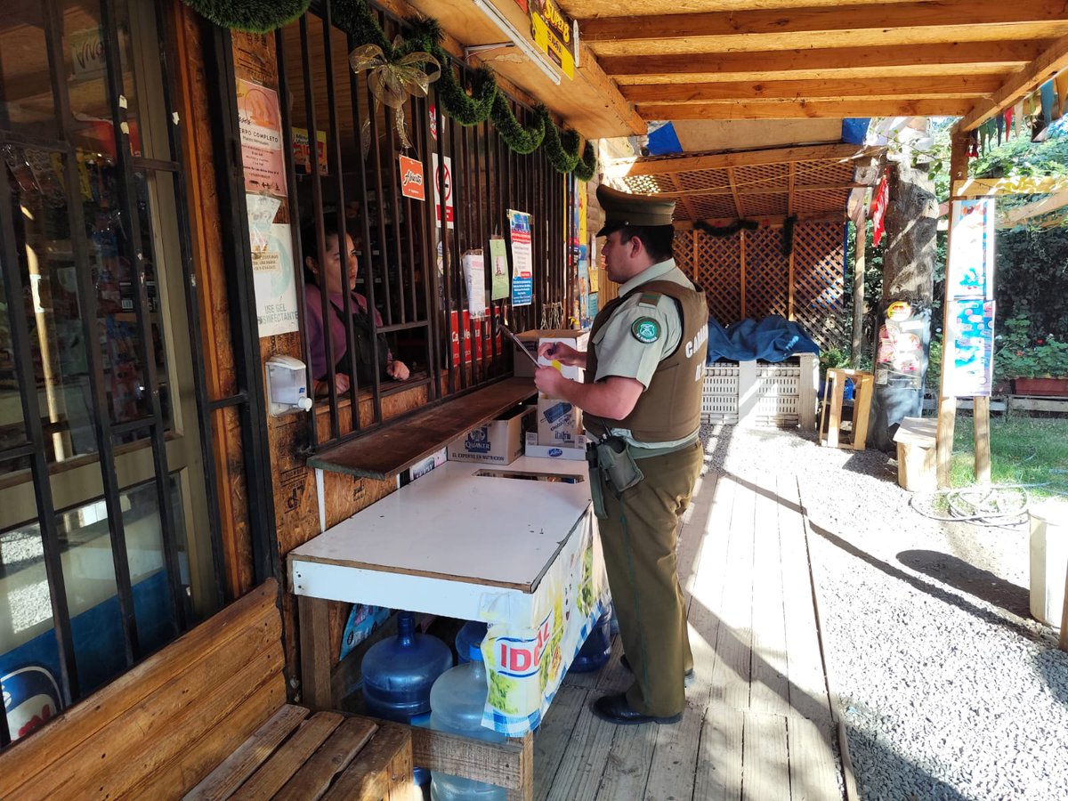 carabprmaipo's tweet photo. #Paine: Carabineros de la Tenencia Champa realizan controles de identidad en el sector Hospital, aumentando la percepción de seguridad de los vecinos.
#CarabinerosDeTodos. https://t.co/ncSNJ9g0bQ