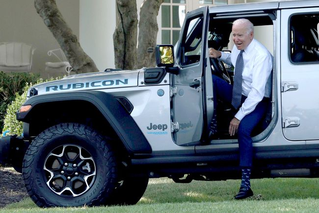 LaboratoryMan6's tweet image. Here is a photo of Joe Biden selling Jeeps on the White House Lawn. According to @bluhue123, this is illegal.