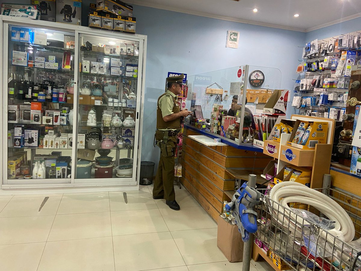 carabprmaipo's tweet photo. #Paine: Carabineros del Retén Pintué se entrevistan con locatarios del sector entregando recomendaciones para evitar la comisión de ilicitos.
#CarabinerosDeTodos. https://t.co/29OcY5SnhP