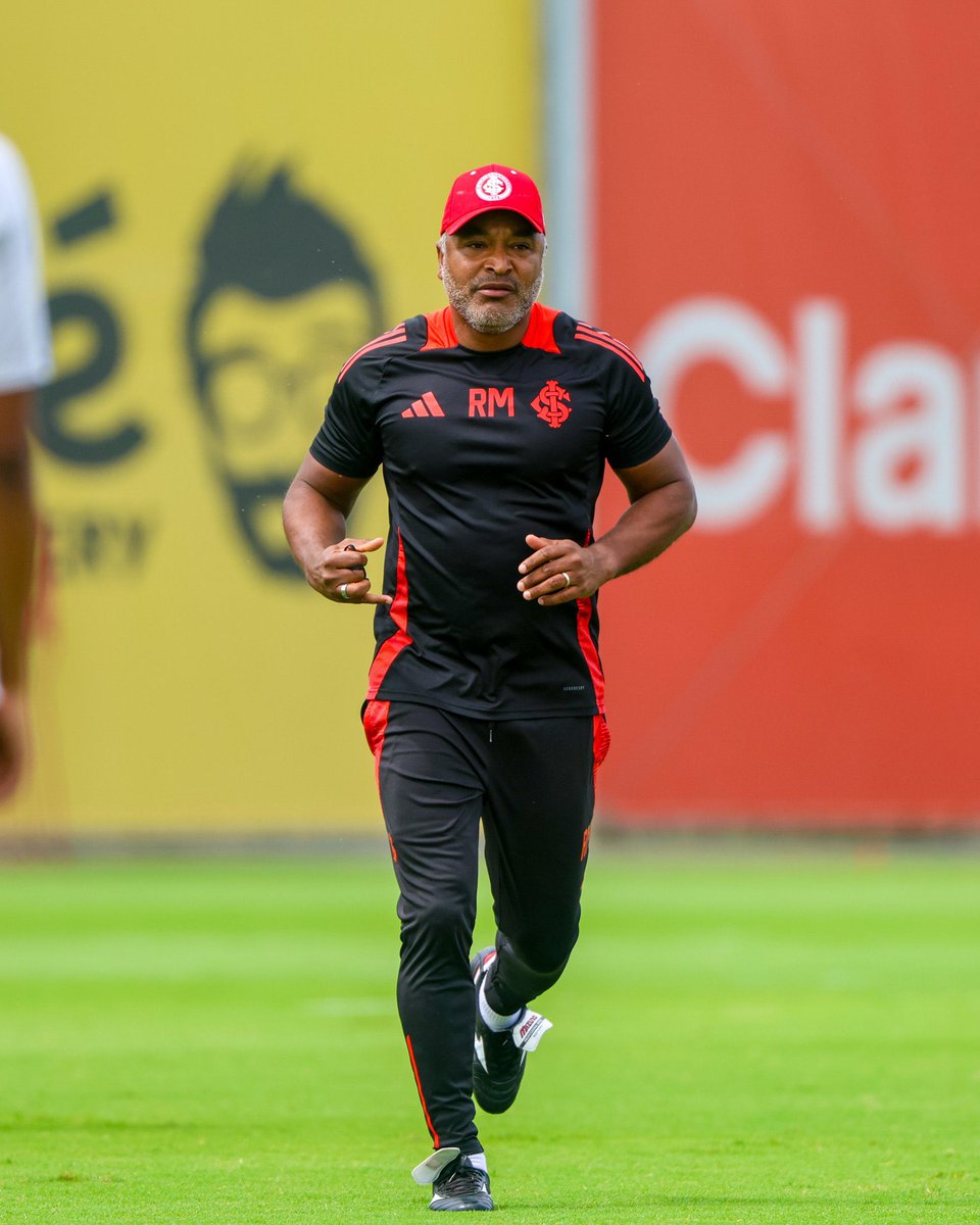 DataFutebol's tweet photo. A pedido de Roger Machado, o Internacional PAGOU AS DÍVIDAS COM UM PAI DE SANTO! 

Em 2006, o Inter solicitou o serviço de um pai de santo para a Libertadores e o Mundial. E venceu os dois, porém o Inter não pagou o “Pai Danilo”. 

Em 2010, o Inter solicitou de novo, prometendo pagar as dividas e ofereceu mais um dinheiro. Porém de novo, o Inter não pagou.

É só agora, o Internacional quitou todas as dívidas com o pai de santo!

Agora vai?

Via @lancenet