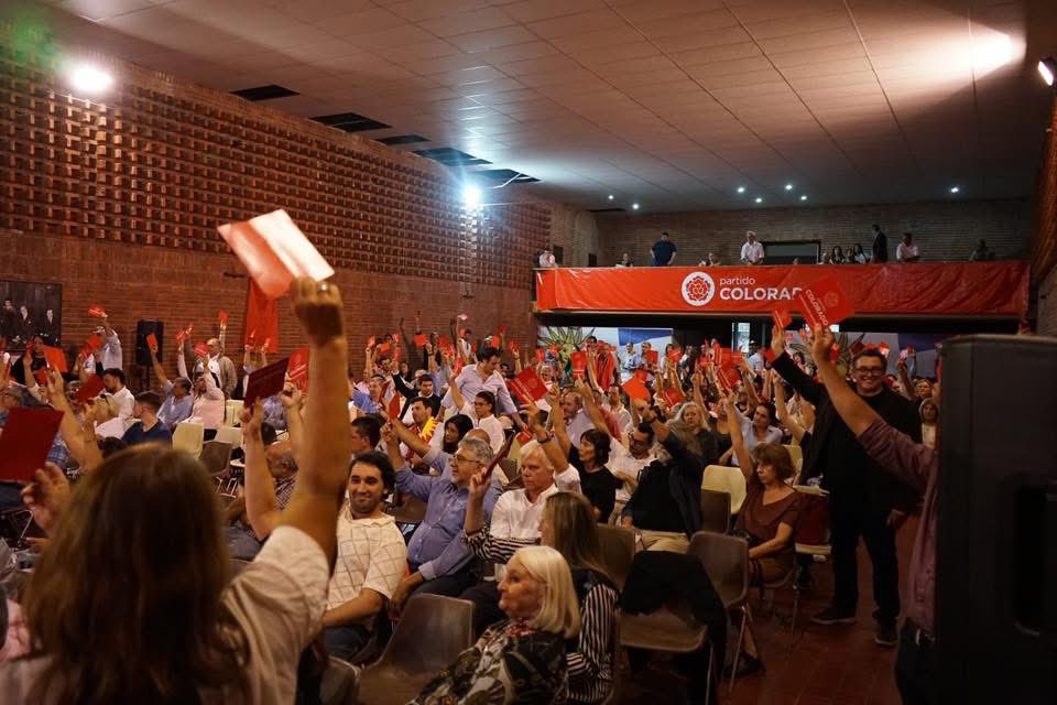 Lista15_Oficial's tweet photo. 📌 Ayer presentamos ante la Convención Nacional del @PartidoColorado una propuesta para estudiar la posibilidad de una reforma constitucional que habilite el ballotage a nivel departamental.

🧵 (1/4) 👇 https://t.co/ucikq6Bozh
