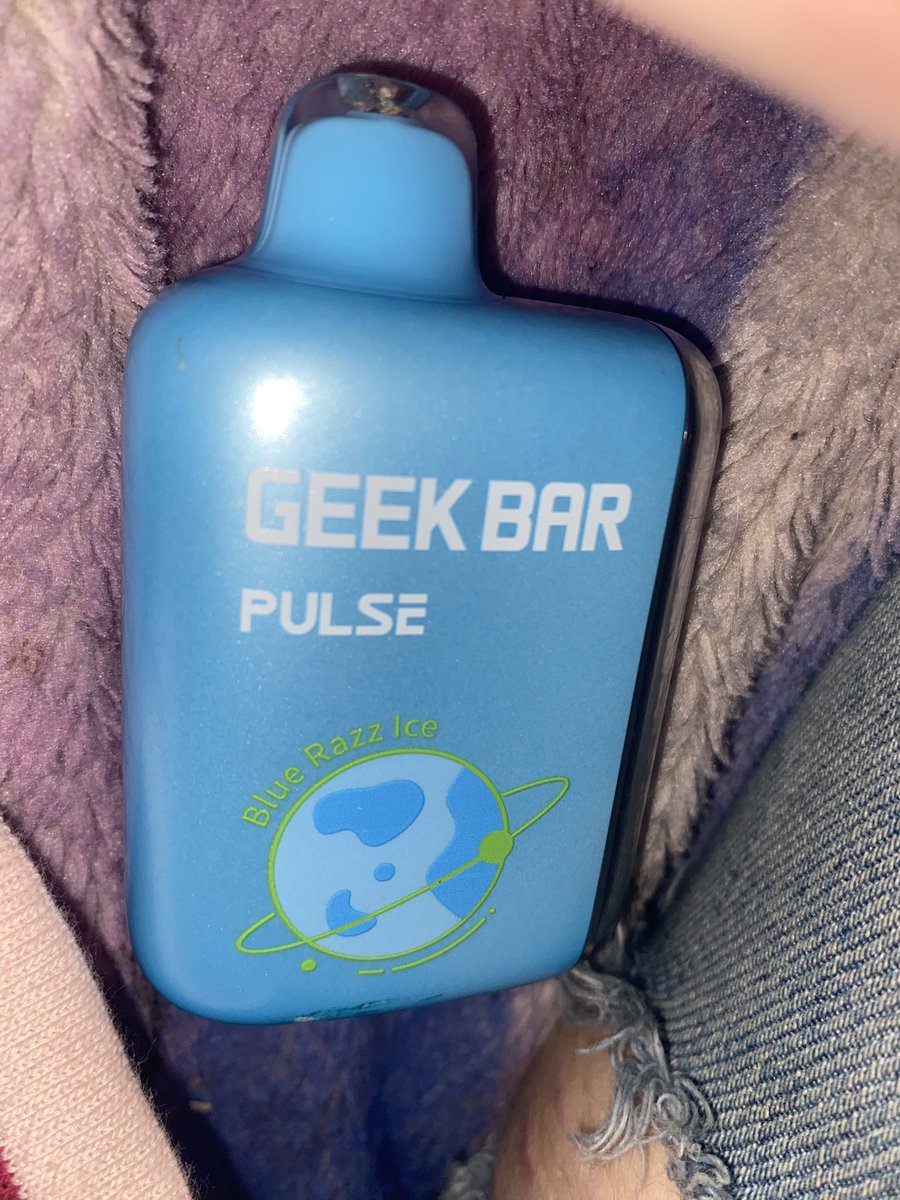 m4n1c__'s tweet photo. what vape flavors do u guys have, i got blue razz ice atm😋😋 https://t.co/YjUgdVXdHa