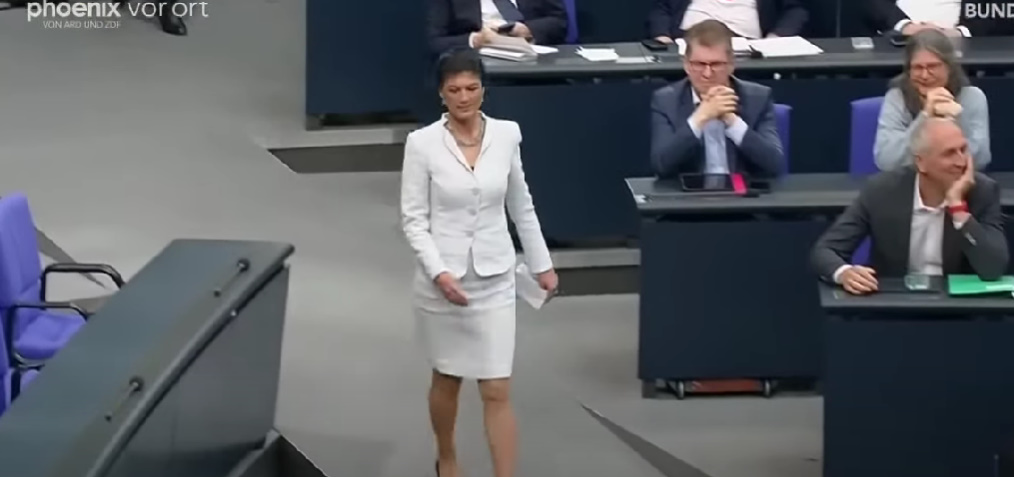Stalf234's tweet image. Nein, ich habe Frau Wagenknecht nicht auf den Po geschaut! #Spielabbruch
