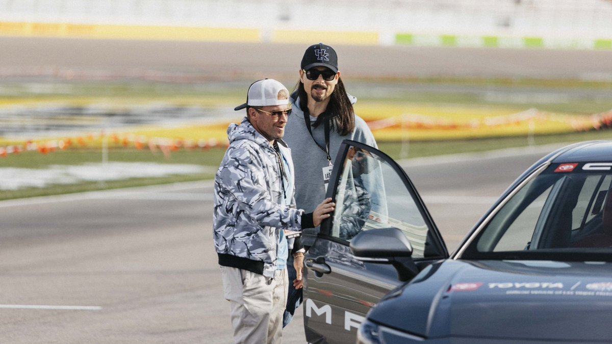 LVMotorSpeedway's tweet photo. Back Street’s back alright. 

@backstreetboys https://t.co/hlPx9SR8iJ