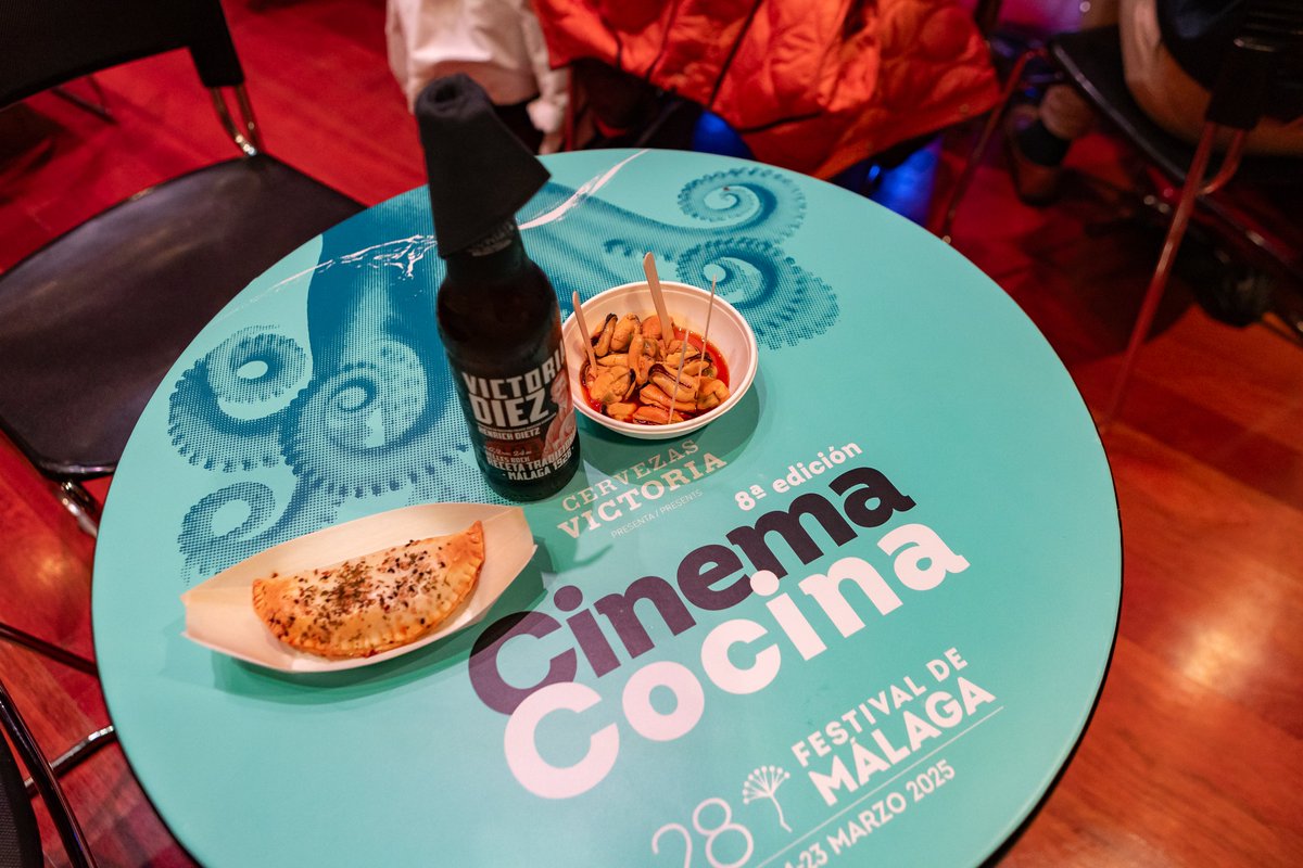 🫒🍷Los asistentes han saboreado un aperitivo de bienvenida de una copa de vino Ariyanas de <a href="/BodegasBentomiz/">Bodegas Bentomiz</a>, almendras y aceitunas aloreñas. 

🍺🥟Y de una degustación de <a href="/CervezaVictoria/">Cervezas Victoria</a> Diez, una empanadilla de atún y mejillones, ambos de <a href="/ConservasCuca/">Conservas Cuca</a>