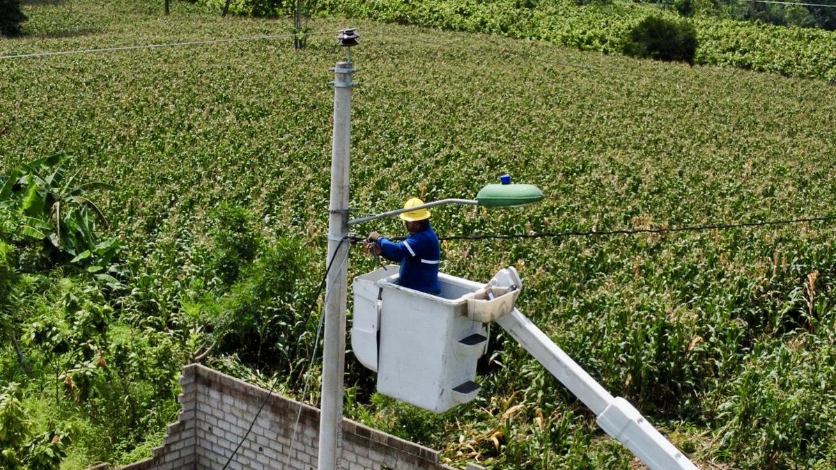⚡️¡Más energía para nuestra gente! ⚡️

Hoy tuve el honor de estar presente en la entrega del tendido eléctrico que comprende 21 postes y 3 transformadores con sus respectivas luminarias para  tres comunidades incluida el Nuevo Porvenir en el cantón Urdaneta.