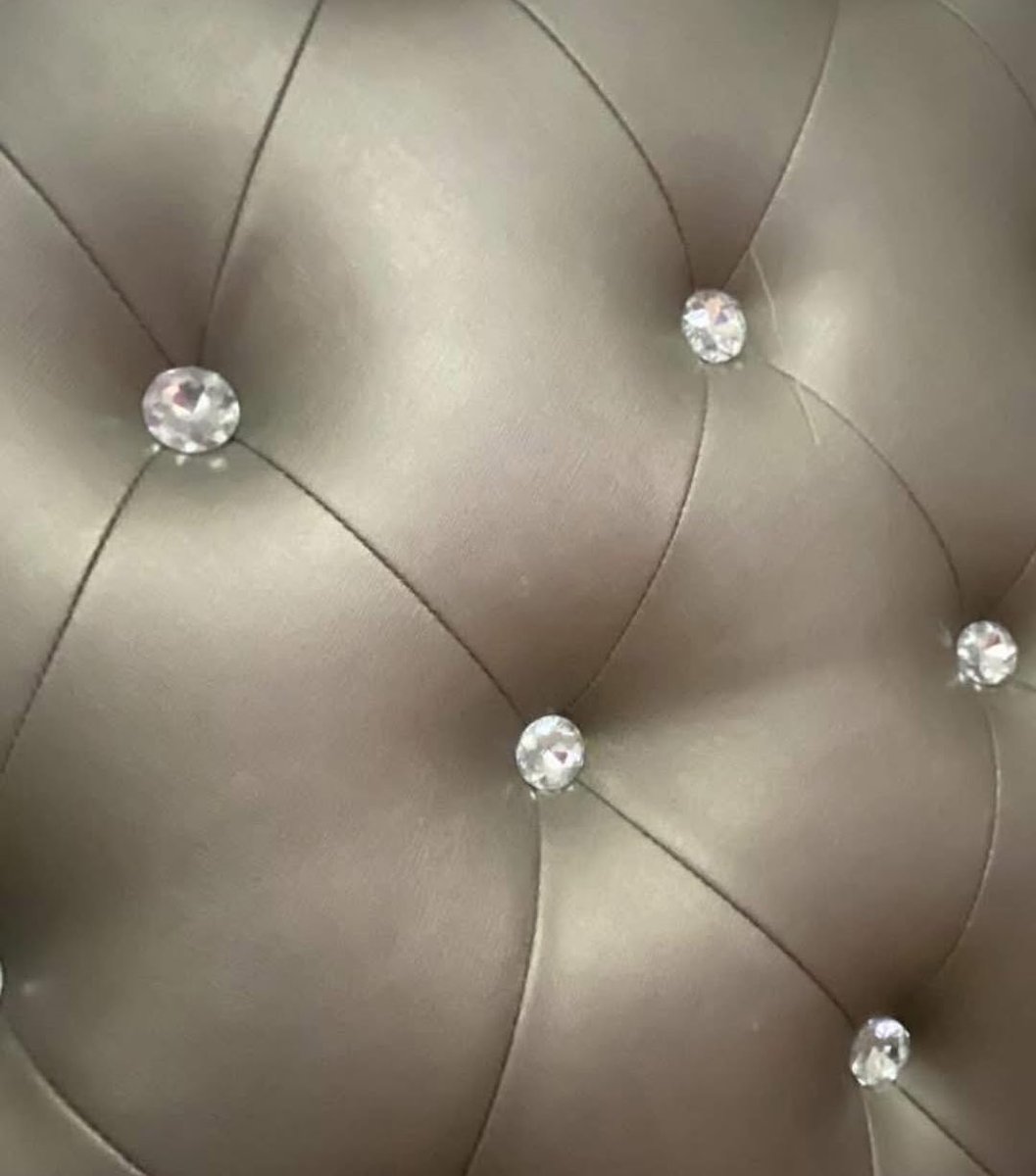 Hoodville_'s tweet photo. Every hoe got this headboard https://t.co/zlbJd7Us2I